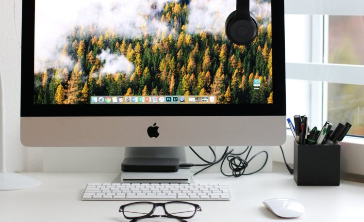 turned on silver imac with might mouse and keyboard